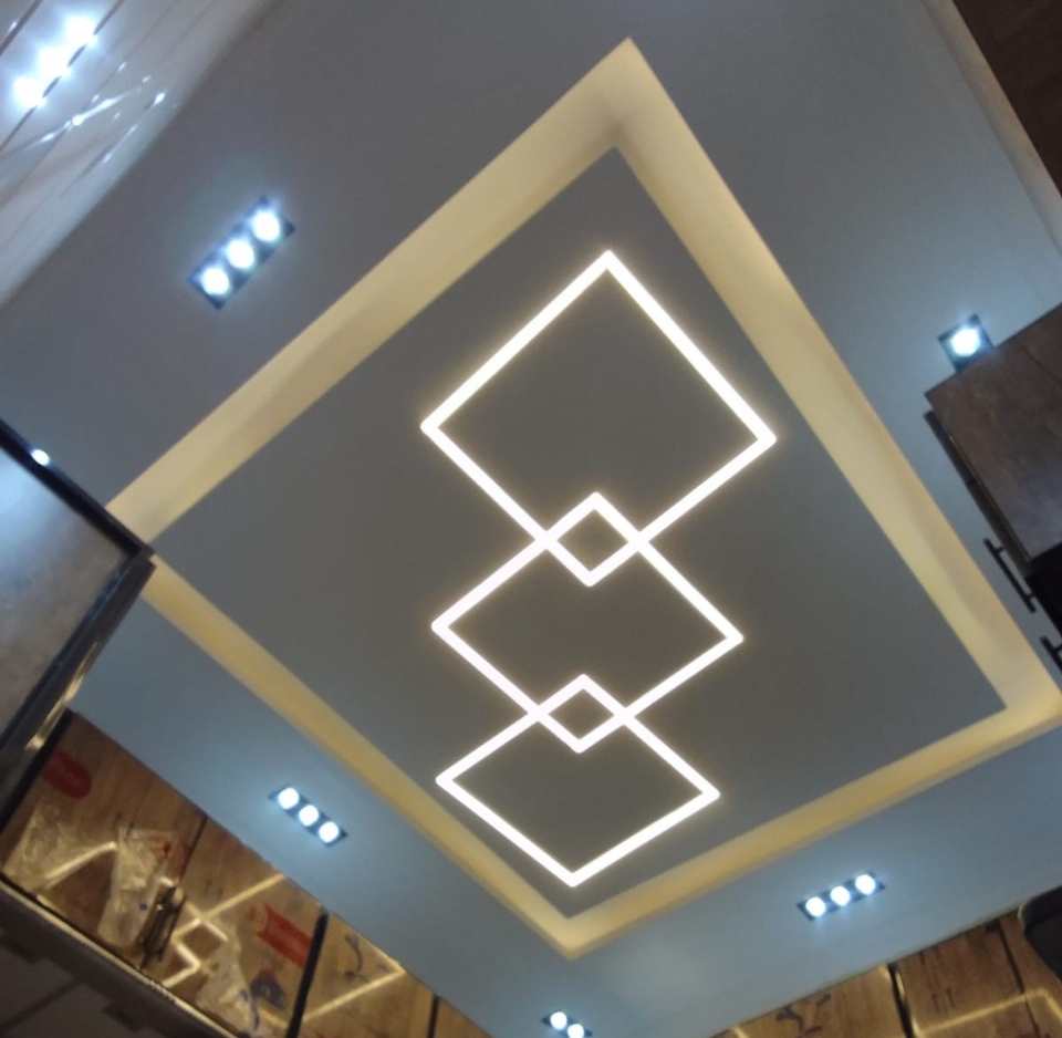 اكتشف روعة ديكور السقف المودرن مع طريقة تركيب الليد بروفايل بتصميم مربعات هندسية مبتكرة.