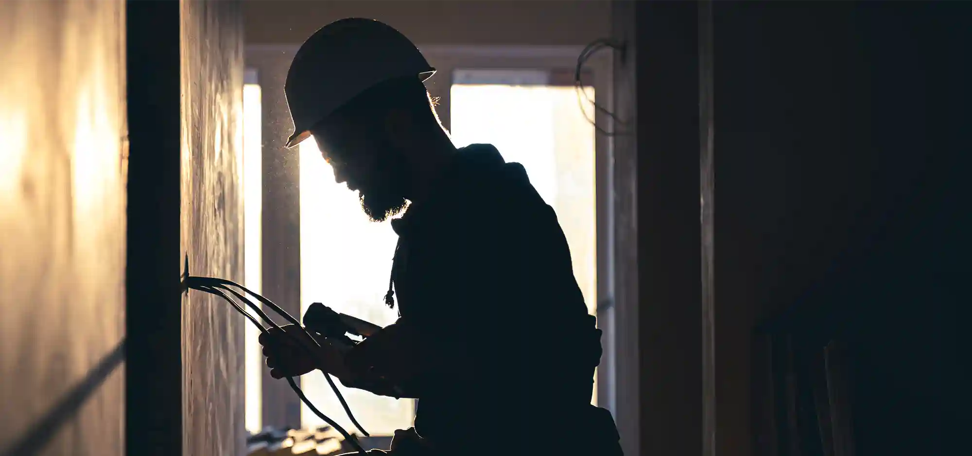 service_0005_worker-is-cutting-wires-with-lineman-s-pliers